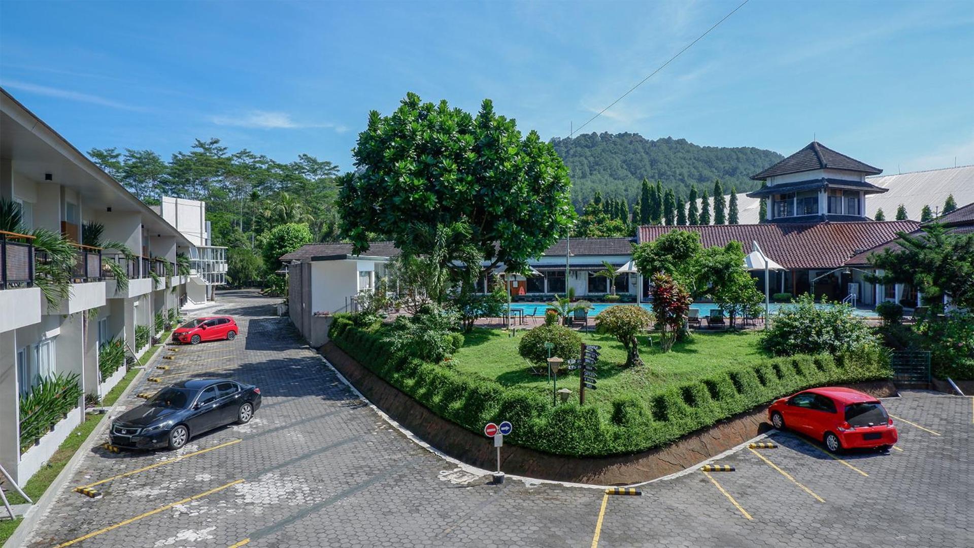 Front One Resort Magelang Exteriör bild