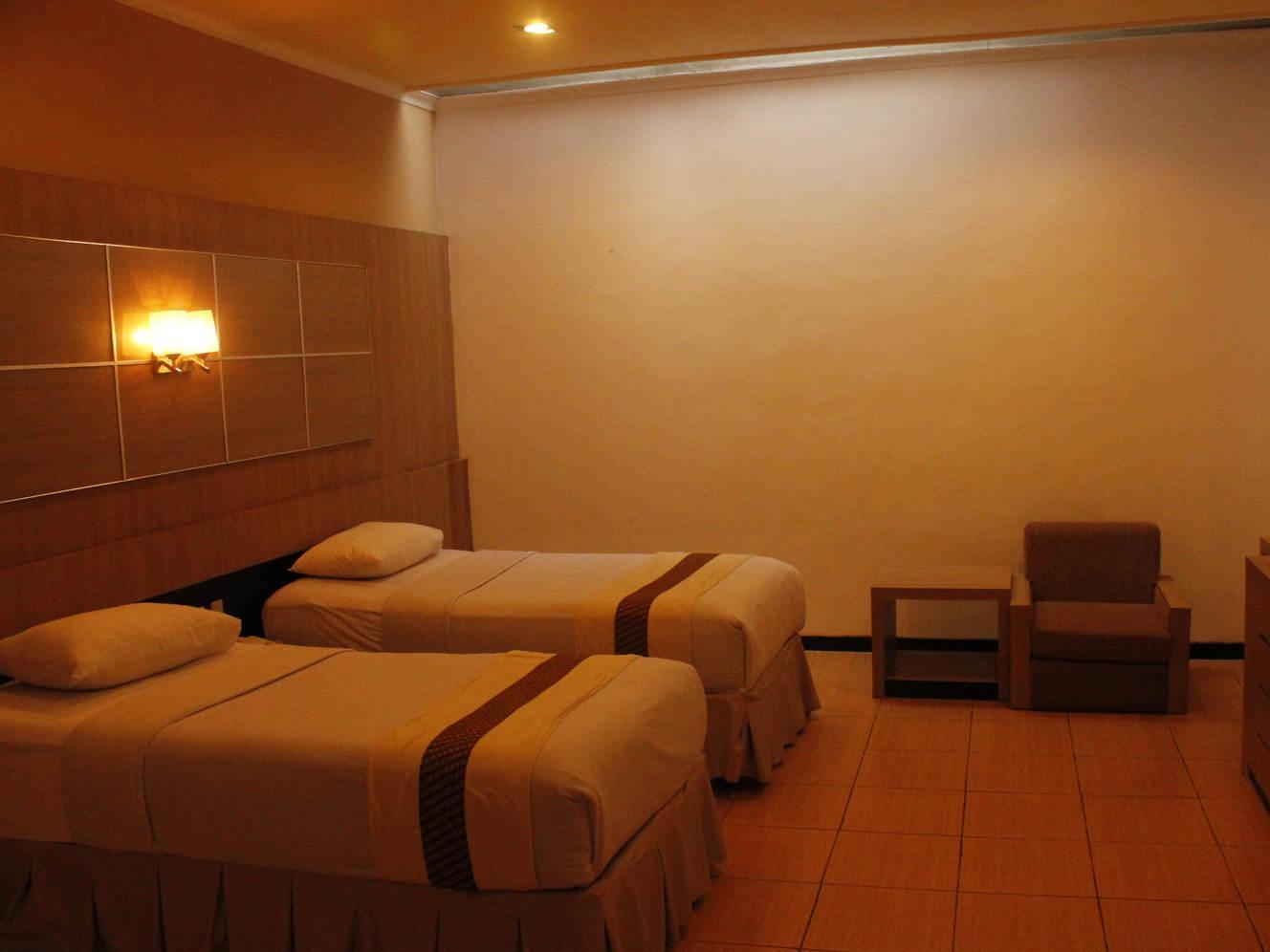 Front One Resort Magelang Exteriör bild