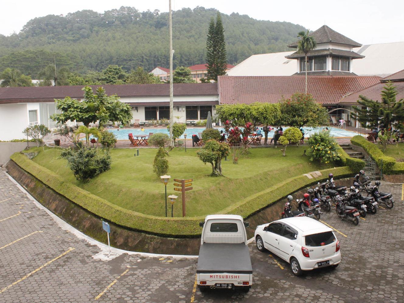 Front One Resort Magelang Exteriör bild
