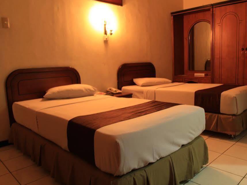 Front One Resort Magelang Exteriör bild